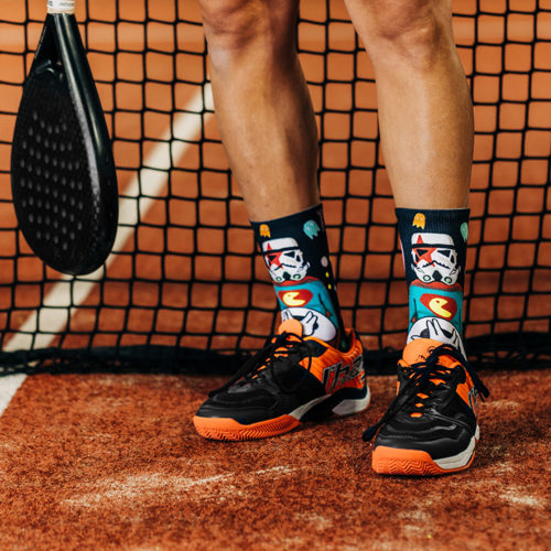 jugando al padel con calcetines con diseño orgullo friki